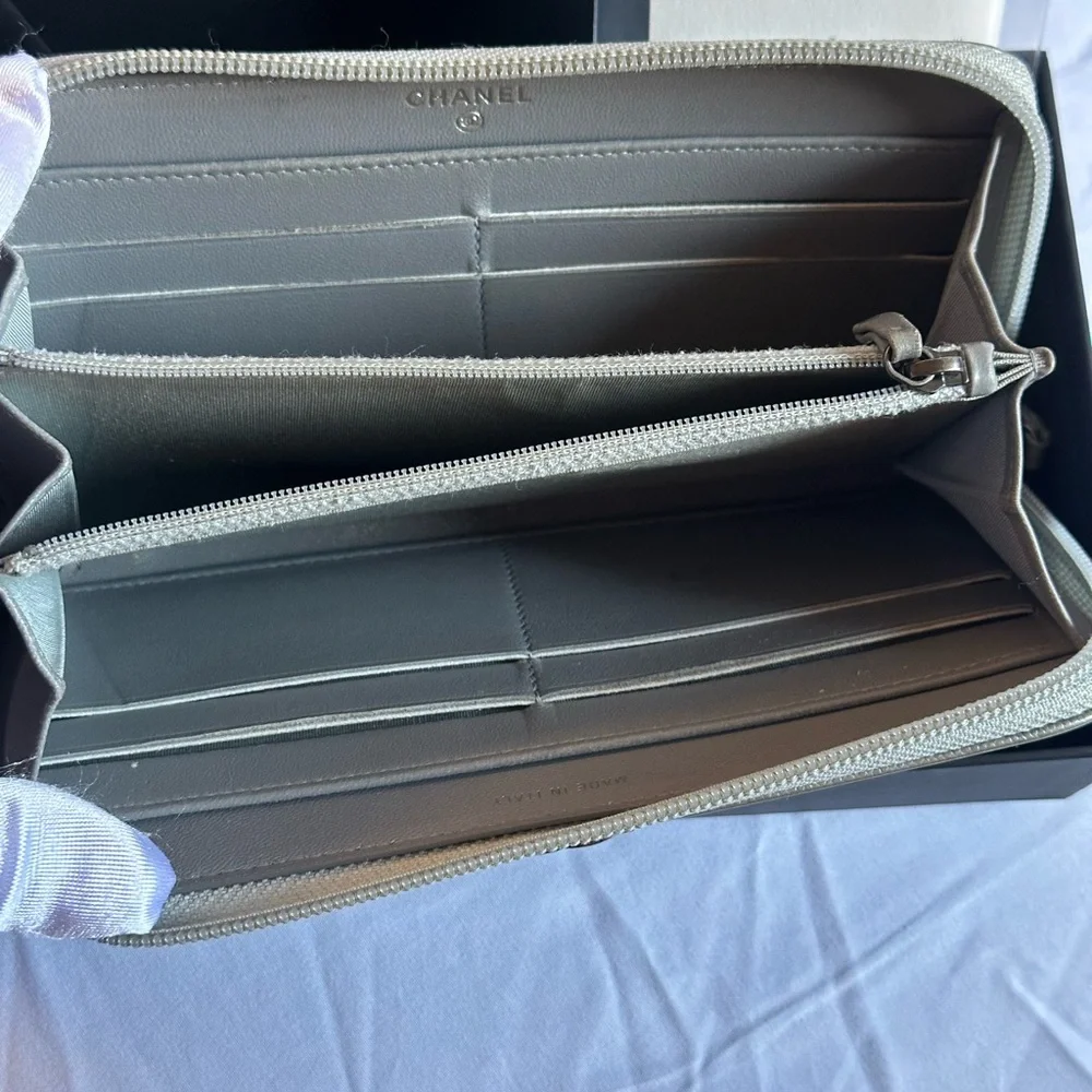 💯 Authentic Chanel Silver Chevron Quilted Zip Around Boy Wallet - Picture 5 of 16